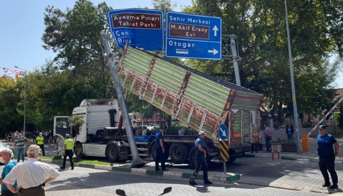 KAMYONUN AÇILAN KASASI YOL LEVHASINA TAKILDI (VİDEO)