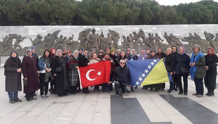 BOŞNAK KADINLARDAN ŞEHİTLİK ZİYARETİ
