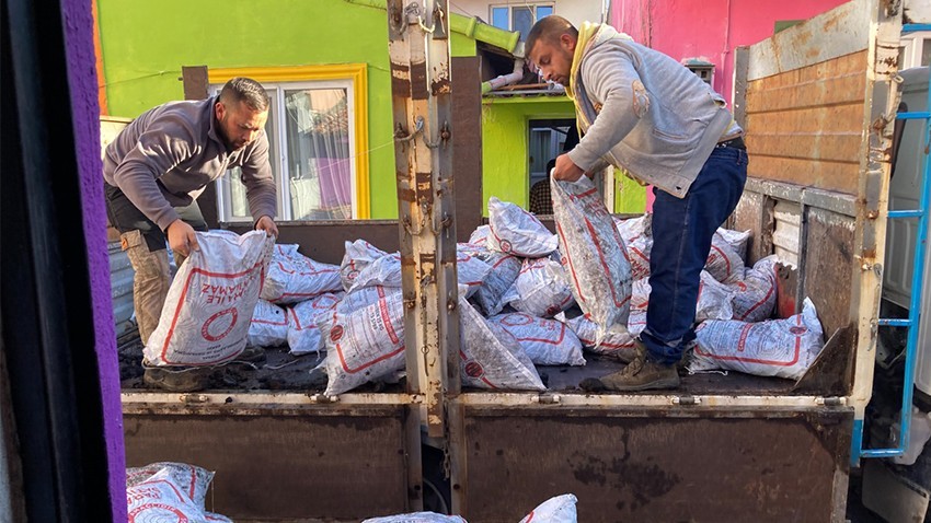 Lapseki’de sosyal yardım kömürleri dağıtılmaya başladı (videolu)