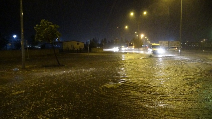 Şiddetli yağış Çanakkale'yi sular altında bıraktı