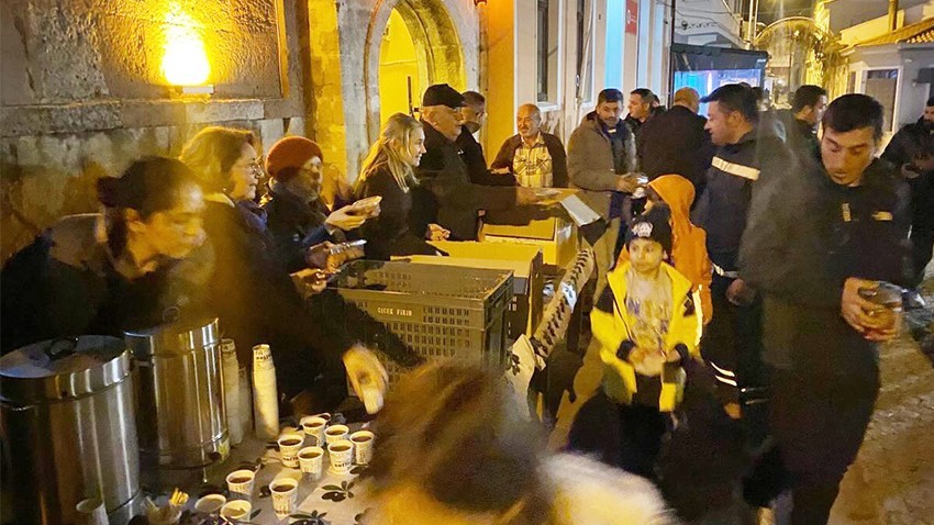 Bozcaada’da Kadir Gecesi’nde Vatandaşlara İkramda Bulunuldu