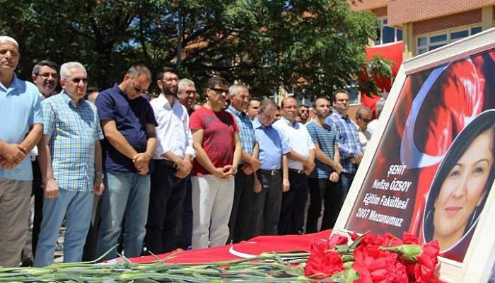  ŞEHİT POLİS İÇİN MEZUN OLDUĞU OKULDA GIYABİ CENAZE NAMAZI KILINDI