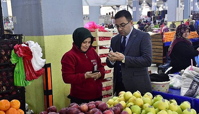 Başkan Erdoğan pazar yerinde talepleri dinleyip not aldı