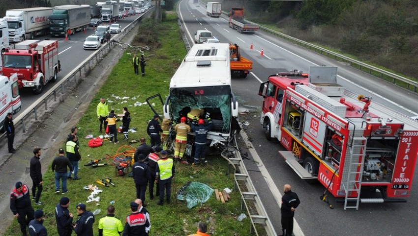 Tırla yolcu otobüsü çarpıştı 15 yaralı