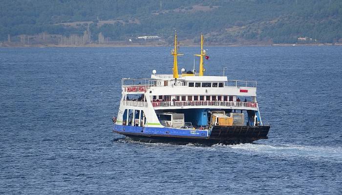 Bozcaada'da feribot seferlerine fırtına engeli