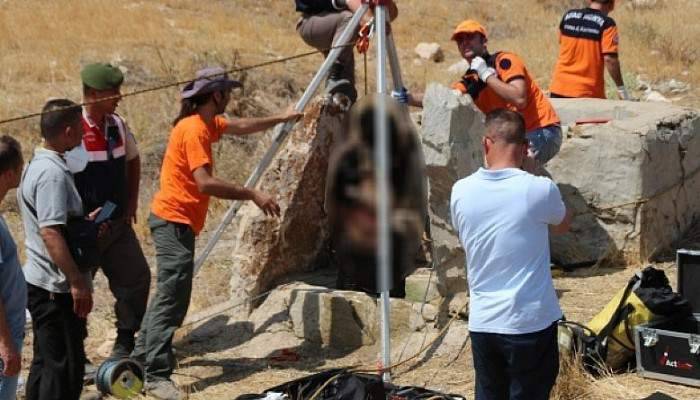 Aynayla kuyuya bakınca cesedi gördü