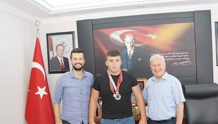 Başarılı sporcular ödüllendirildi