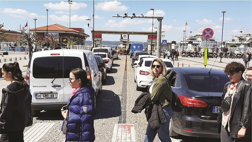 TATİLCİLERİN DÖNÜŞ YOĞUNLUĞU ARAÇ KUYRUKLARI OLUŞTU