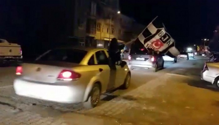 Çanakkale'de Beşiktaşlı taraftarlardan şampiyonluk kutlaması  (VİDEO)