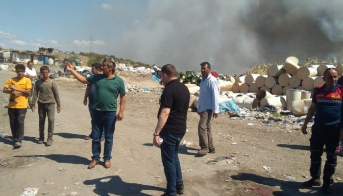 Ezine'de çöplükteki yangını söndürme çalışmaları devam ediyor  (VİDEO)
