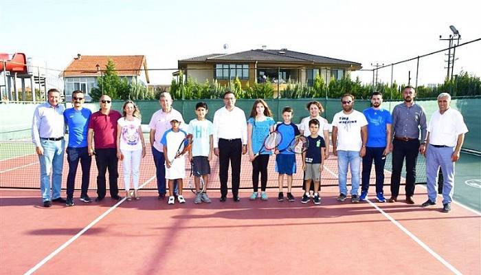 Kurtuluş Tenis Turnuvası Yapıldı