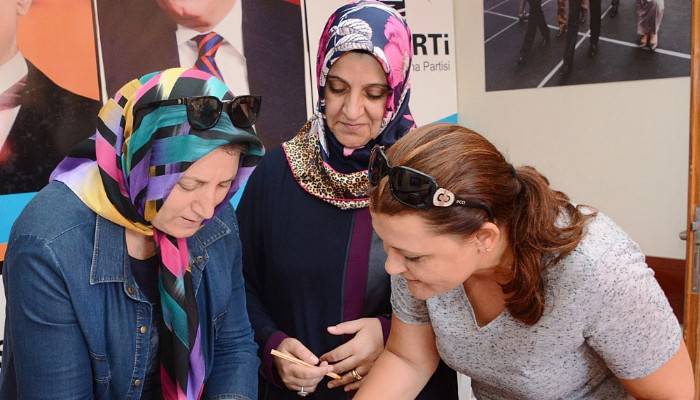 Ak Parti Delegesini Seçiyor