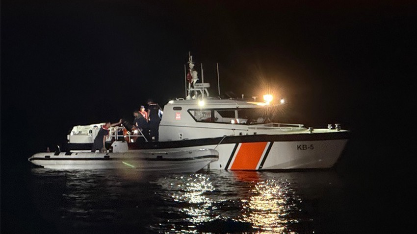 12 Düzensiz Göçmen ve 1 Göçmen Kaçakçısı Yakalandı