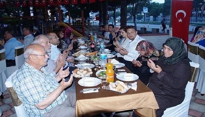 Lapseki’de Gazi Ve Şehit Ailelerine İftar Verildi (VİDEO)
