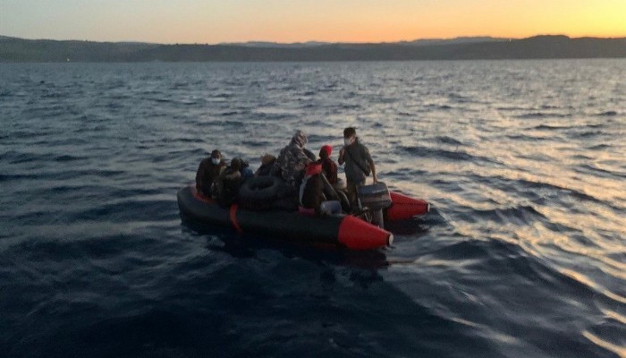 Yunanistan'ın ölüme terk ettiği 12 kaçak göçmen kurtarıldı