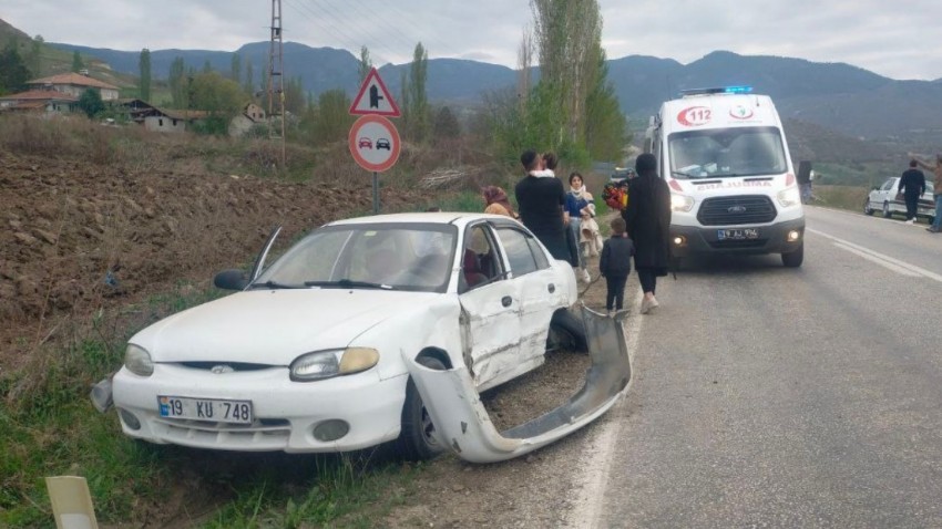 Otomobil ve ticari araç çarpıştı 8 yaralı