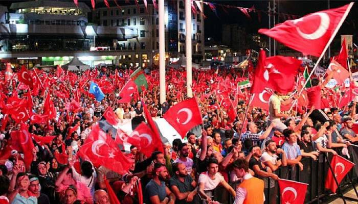 İstanbulluların demokrasi nöbeti sürüyor