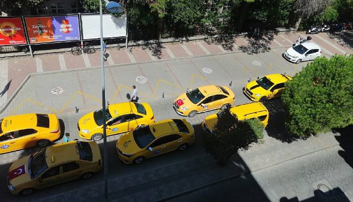 Taksicilerden şehide saygı geçişi