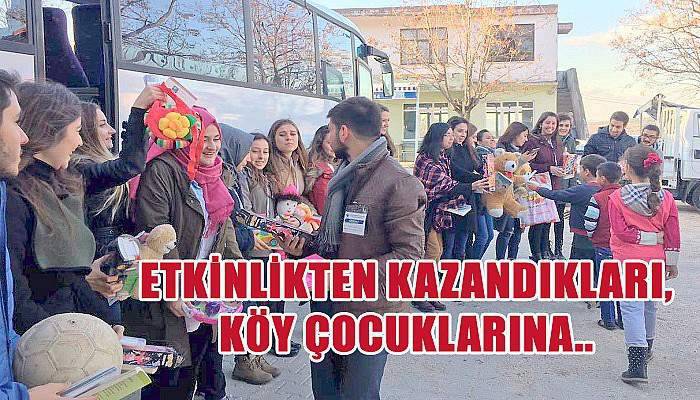 Etkinliklerden kazandıklarını köy çocuklarıyla paylaşıyorlar