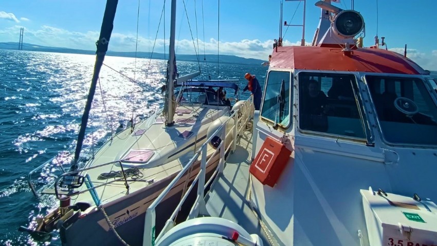 Çanakkale Boğazı’nda içinde 2 kişinin bulunduğu tekne kurtarıldı
