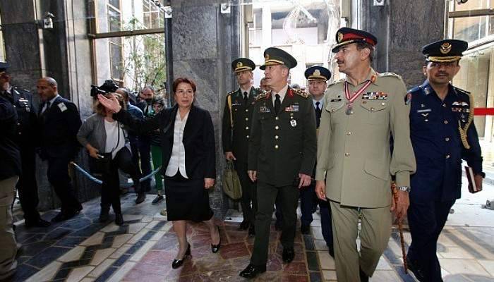 Genelkurmay Başkanı Orgeneral Hulusi Akar ile Pakistan Genelkurmay Başkanı Mahmud Meclisi ziyaret etti