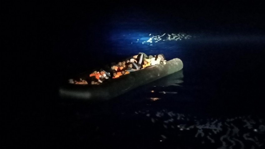 Çanakkale açıklarında 80 düzensiz göçmen yakalandı
