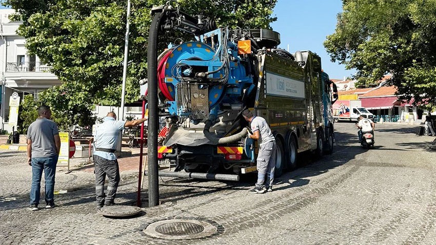 Bozcaada’da Kanalizasyon Hatları Temizleniyor