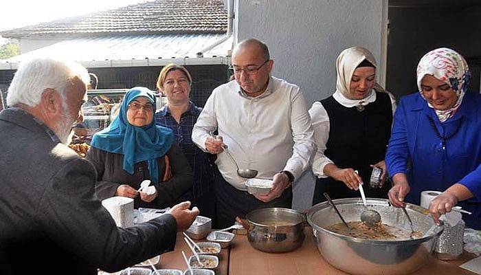 Milletvekili Gider, vatandaşlara aşure dağıttı