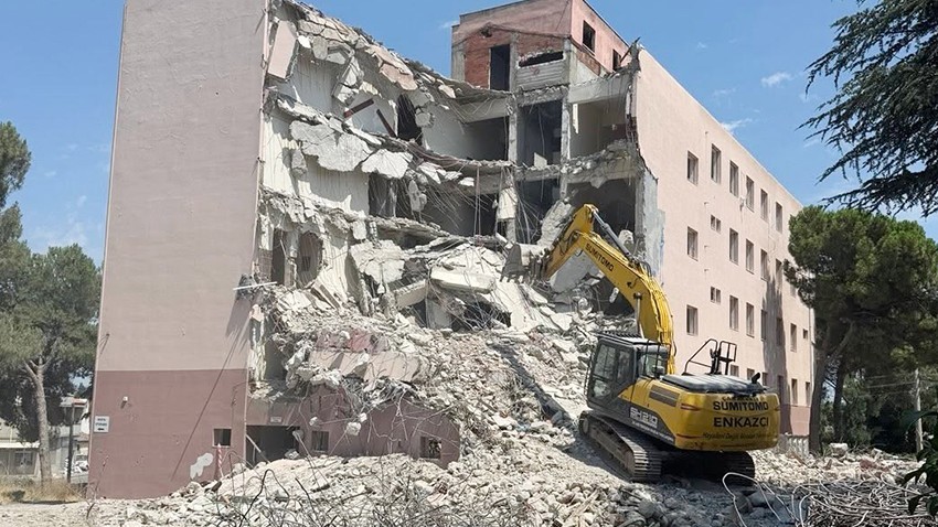 Bayramiç Eski Devlet Hastanesi'nde Yıkım Çalışmaları Başladı