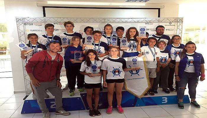 Yelkenciler Çeşme Rüzgarından 9 Madalyayı Topladı