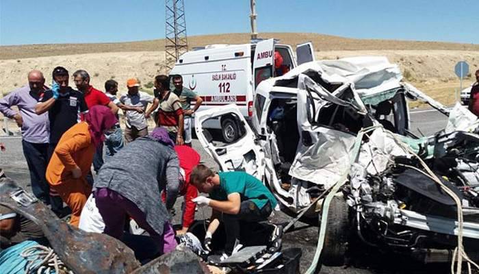 Hafif ticari araç TIR’a çarptı: 4 ölü