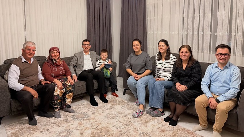 Ezine Kaymakamı Yusuf Kaptanoğlu Şehit Ailesiyle İftarda Buluştu