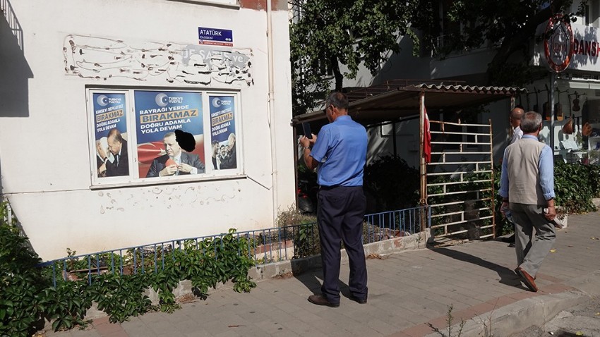 Çanakkale'de AK Parti mahalle seçim ofisinin camları taşla kırıldı