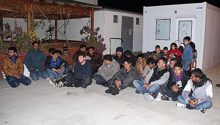 Denizde mahsur kalan 30 kaçak göçmen yakalandı