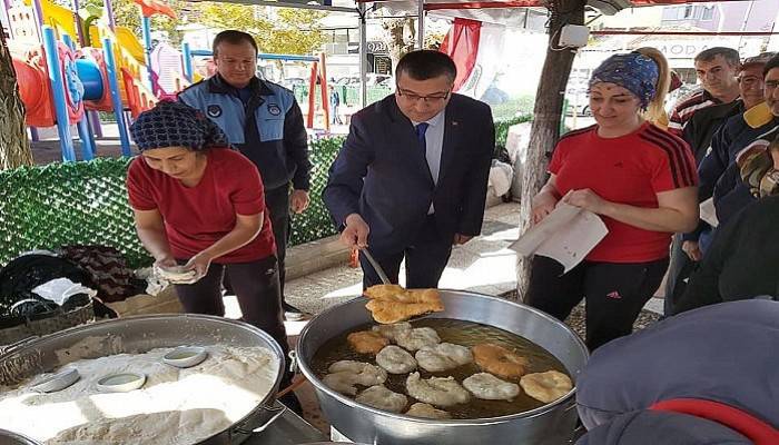 Başkan Öz, kandilde ikramda bulundu, mezarlıkları ziyaret etti