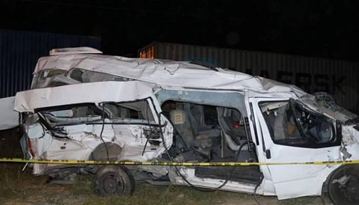 Tren işçi servisine çarptı: 5 ölü, 11 yaralı