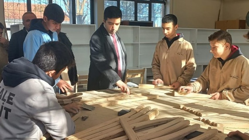 İhtiyaç Sahibi Öğrencilerin Masa ve Sandalyeleri Üretimini Öğrenciler Yapıyor