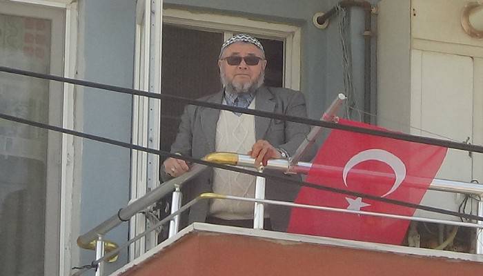 Yaşlı adam sokağa çıkamadı, balkondan İstiklal Marşı'nı okudu