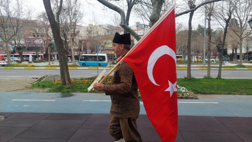 Elinde Türk bayrağıyla 6 yıldır Çanakkale'ye yürüyor