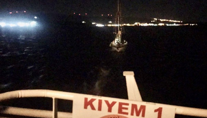 Kepez açıklarında sürüklenen tekne kurtarıldı