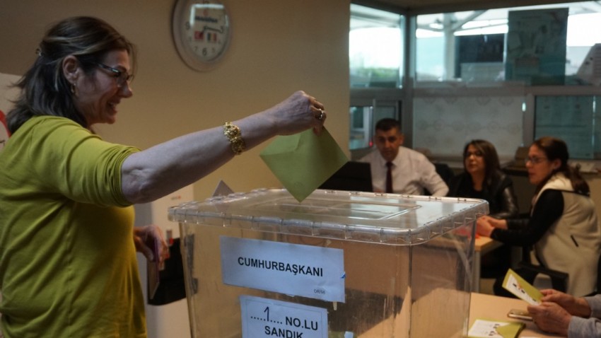 Yurtdışı seçmenler sınır kapılarında oylarını kullanıyor