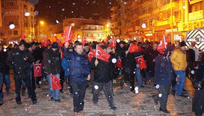 Kar yağışı altında şehitler için yürüdüler