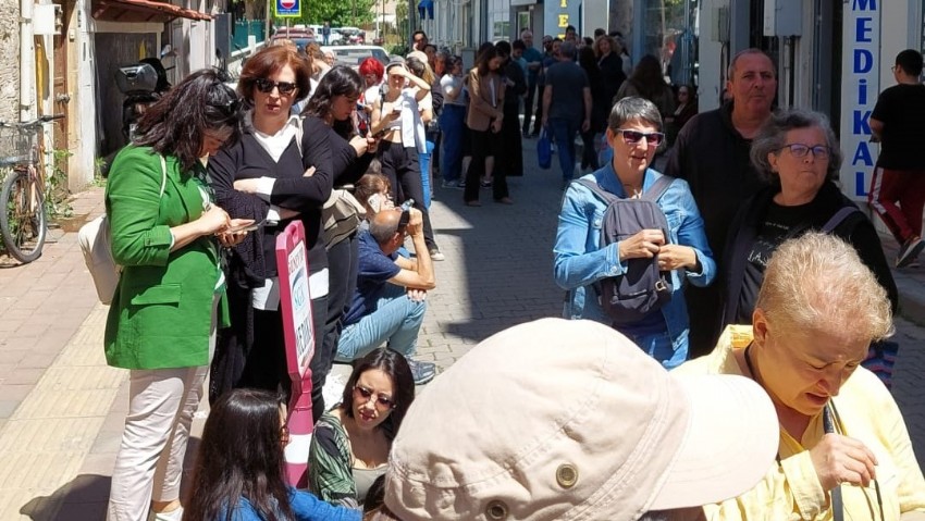  Güneşin Altında Dakikalarca Tiyatro Bileti İçin Beklediler