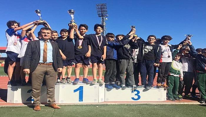 Biga Ortaokulu Atletizm Küçük Erkek Takımı Şampiyon