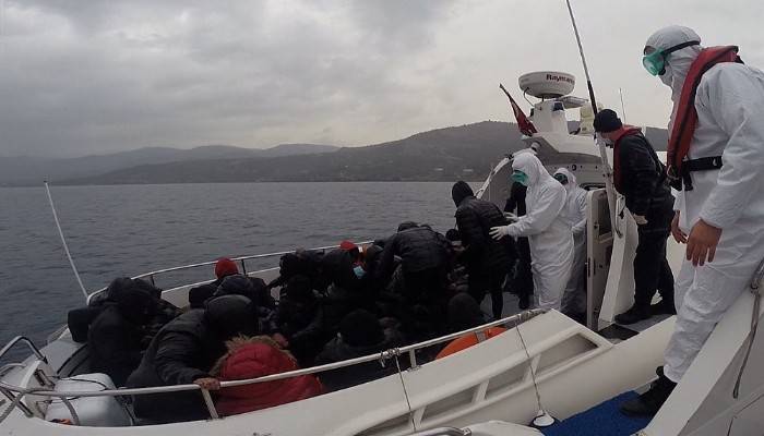 Yunan güvenlik güçlerinin ölüme terk ettiği 26 kaçak göçmen kurtarıldı