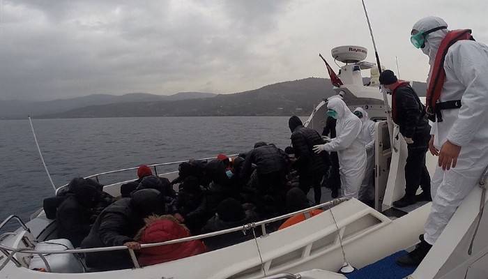 Yunan güvenlik güçlerinin ölüme terk ettiği 26 kaçak göçmen kurtarıldı