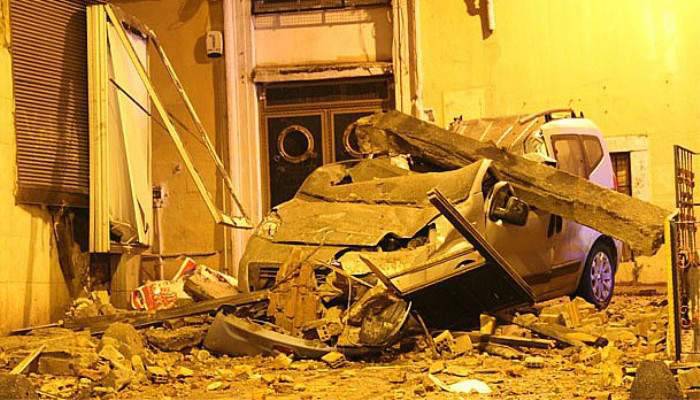 Beyoğlu’nda 3 katlı bir binanın duvarı çöktü