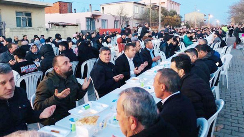 Köyde geleneksel iftar yemeği