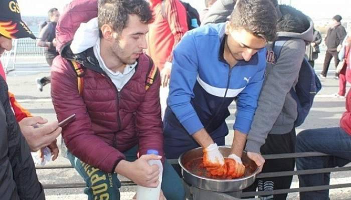 Köprüde çiğ köfte yoğuran gençler ilgi odağı oldu