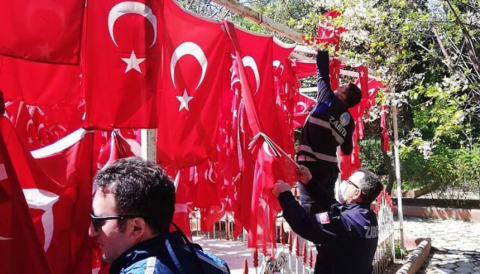 'Bayraklı Baba' Türbesi’nin fırtına nedeniyle kopan bayrakları yeniden asıldı